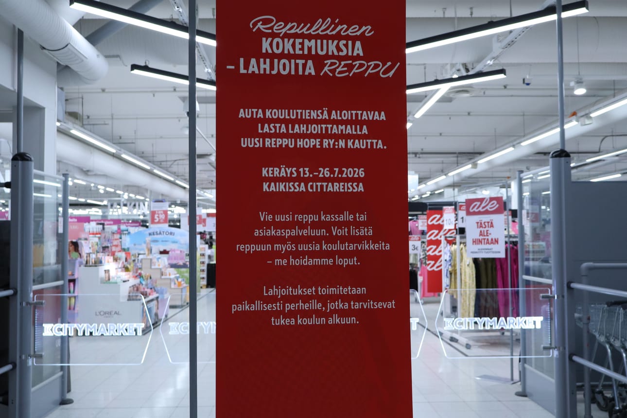 Repun lahjoittaja voi halutessaan lisätä koulutarvikkeita repun sisään.