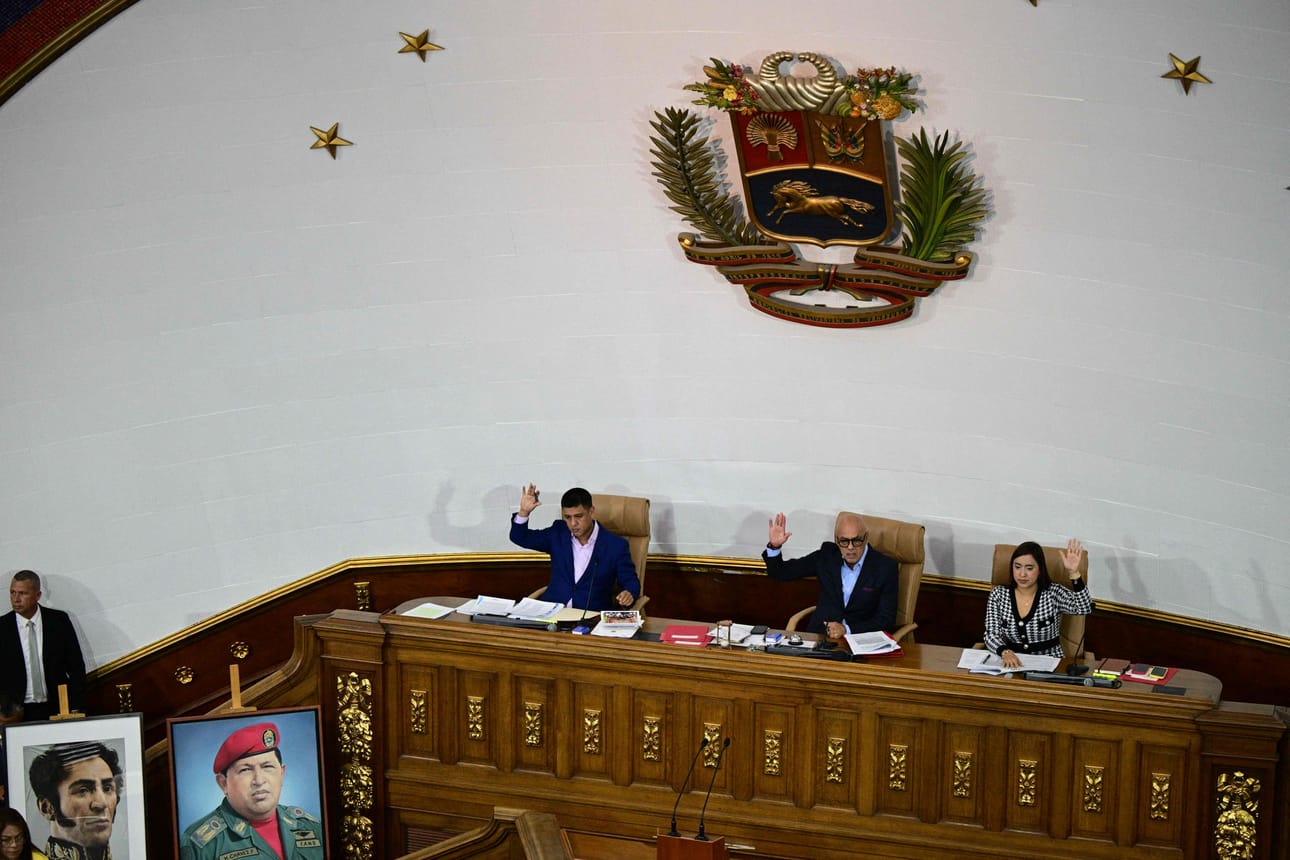 Venezuelan parlamentissa puhuttiin tiistaina kiinniotoista, joita maan hallinto on tehnyt väitettyjen presidentin salamurhaamiseen tähtäävien juonien vuoksi. LEHTIKUVA/AFP