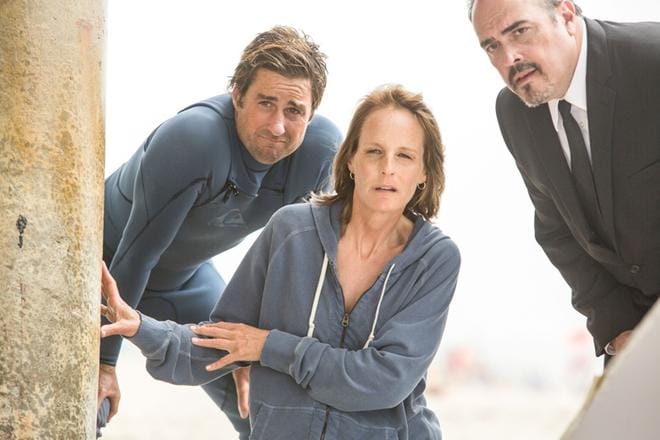 Ride on komedia äidistä (Helen Hunt), joka matkustaa poikansa luo Kaliforniaan ja innostuu itse surffaamisesta. Mukana myös Luke Wilson (vas.) ja David Zayas. KUVA: Yle Kuvapalvelu