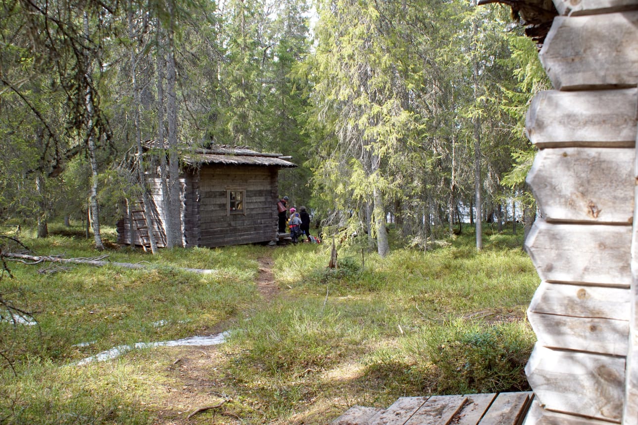 Aarnialueen edelleen hyväkuntoiset päivätupa ja huoltorakennus on rakennettu vuonna 2003.
