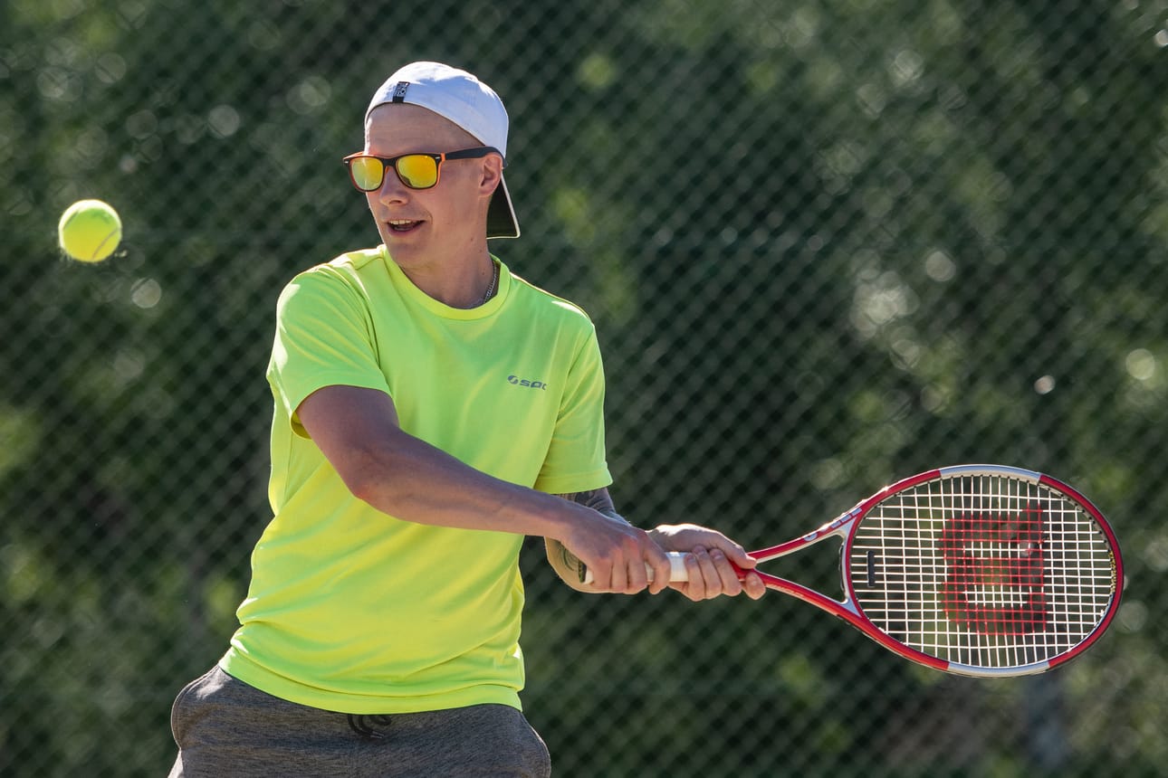 Jarkko Laiholan tyylinäyte. Tennisturnausta PaKan kiekkoilijoille ideoinut Laihola kertoo pelanneensa tennistä edellisen kerran toistakymmentä vuotta sitten. Juhannuksen alla Laihola otti mittaa valmentaja Tero Tarvaisesta.