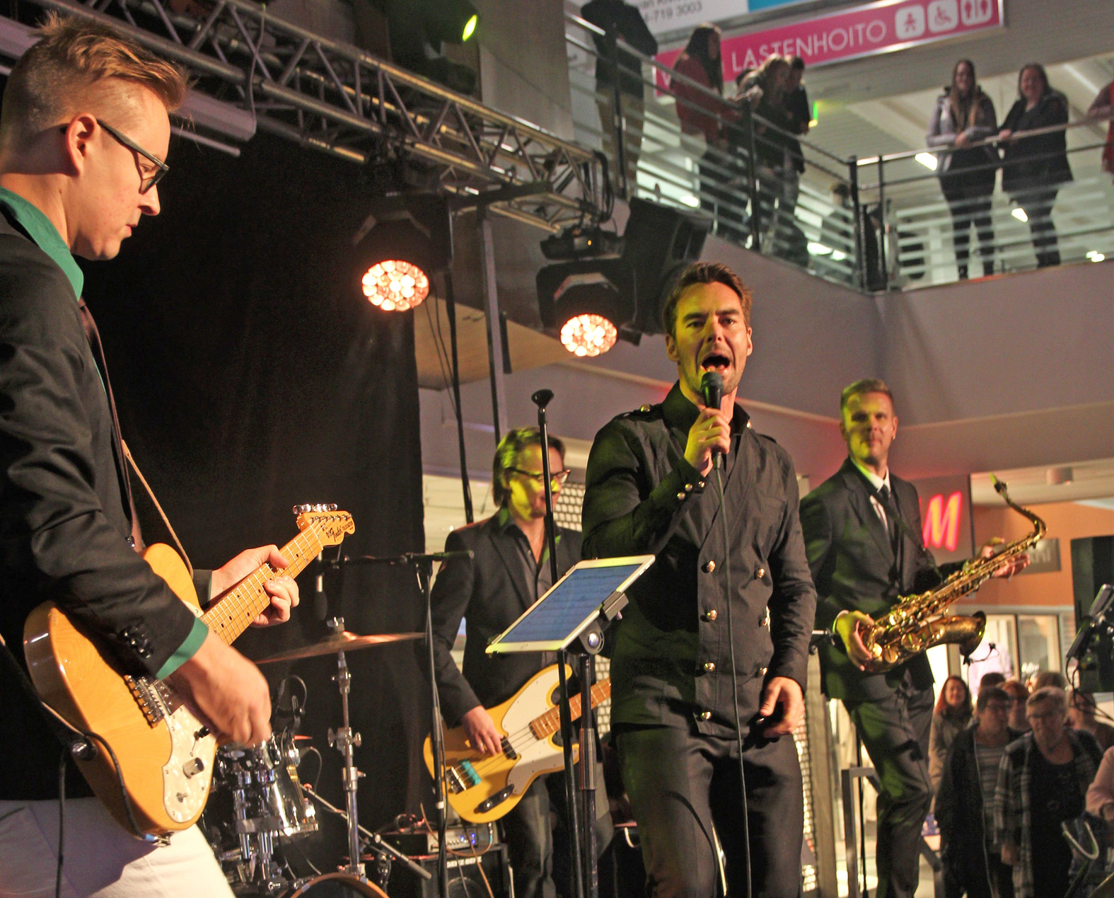 Mikko Leppilampi Band. Leppilampi on innostunut vanhan liiton amerikkalaisesta Rat Pack -meiningistä.