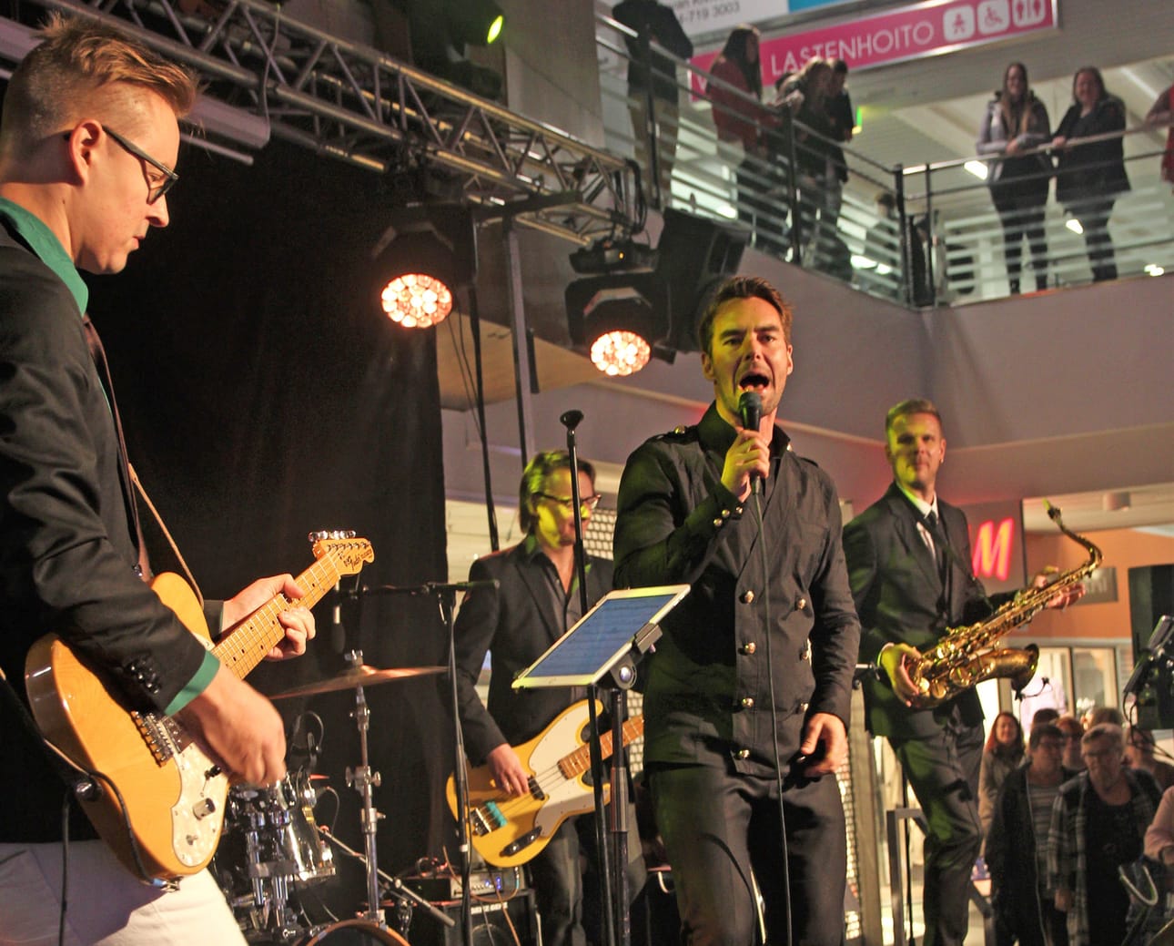 Mikko Leppilampi Band. Leppilampi on innostunut vanhan liiton amerikkalaisesta Rat Pack -meiningistä.