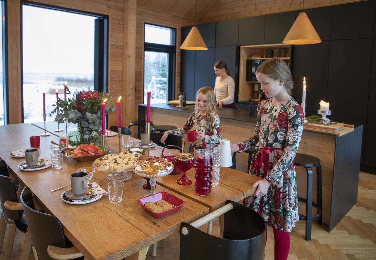 Pöyskön perhe valmistautuu joulun viettoon. Koti on saanut ylleen jouluisen asun jo marraskuussa. Tällä kertaa Alma (vas.) ja Elma Pöyskö auttoivat Laura-äitiä jouluisen kahvihetken valmistelussa.