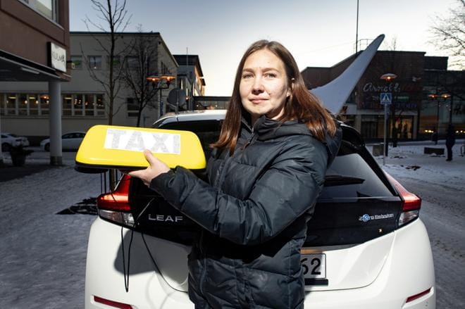 Pedersöreläisestä Sara Hagströmistä tulee ensimmäinen sähköautoa käyttävä taksikuski Pohjanmaalla. Hagström aloittaa liikennöinnin ensi viikolla. KUVA: JUKKA LEHOJÄRVI