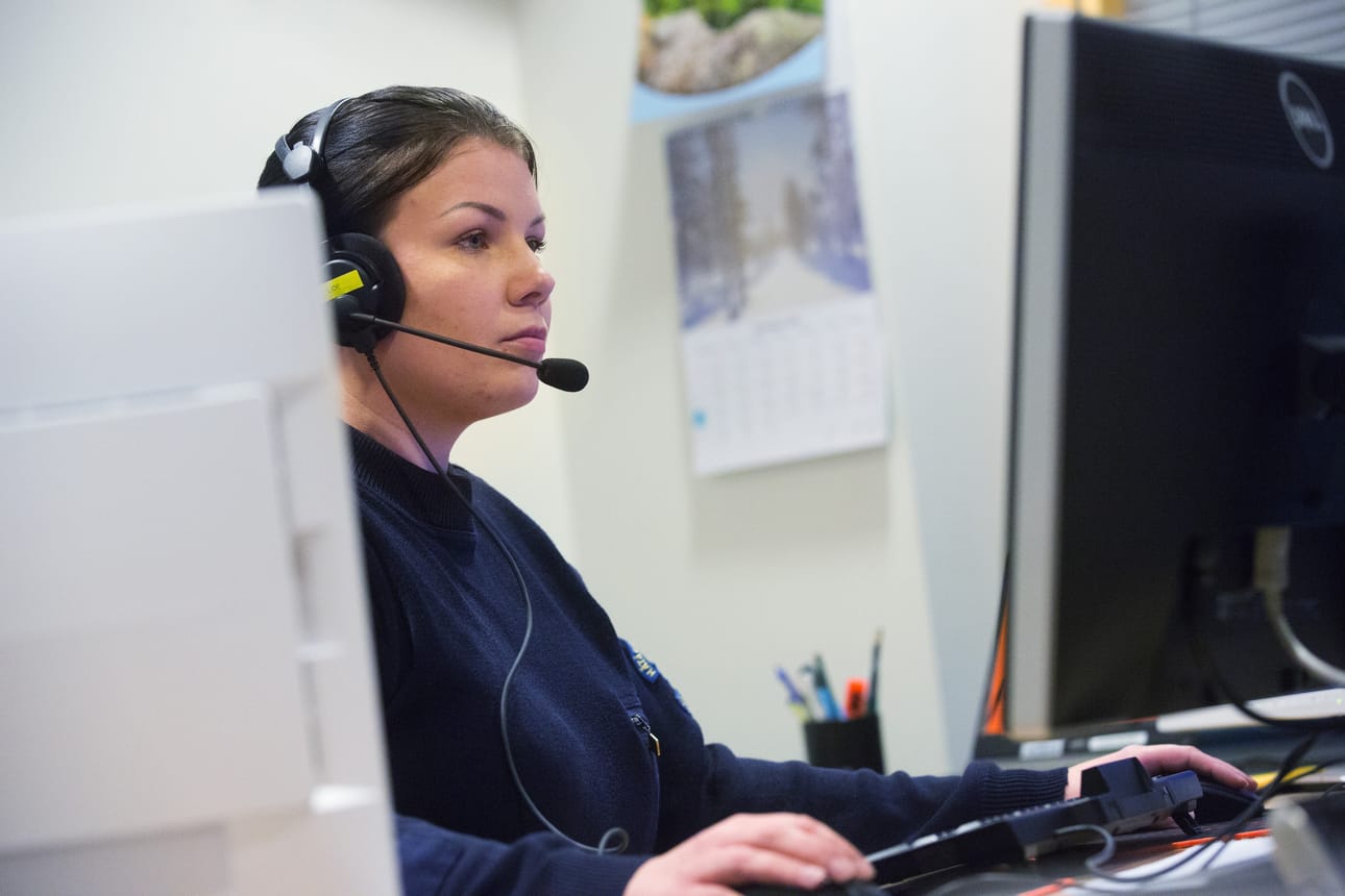 Hätäkeskuspäivystäjä Anniina Långskog on työskennellyt kaksi vuotta Vaasan hätäkeskuksessa. Vaasassa jokaisessa työvuorossa on ainakin yksi ruotsia osaava hätäkeskuspäivystäjä.