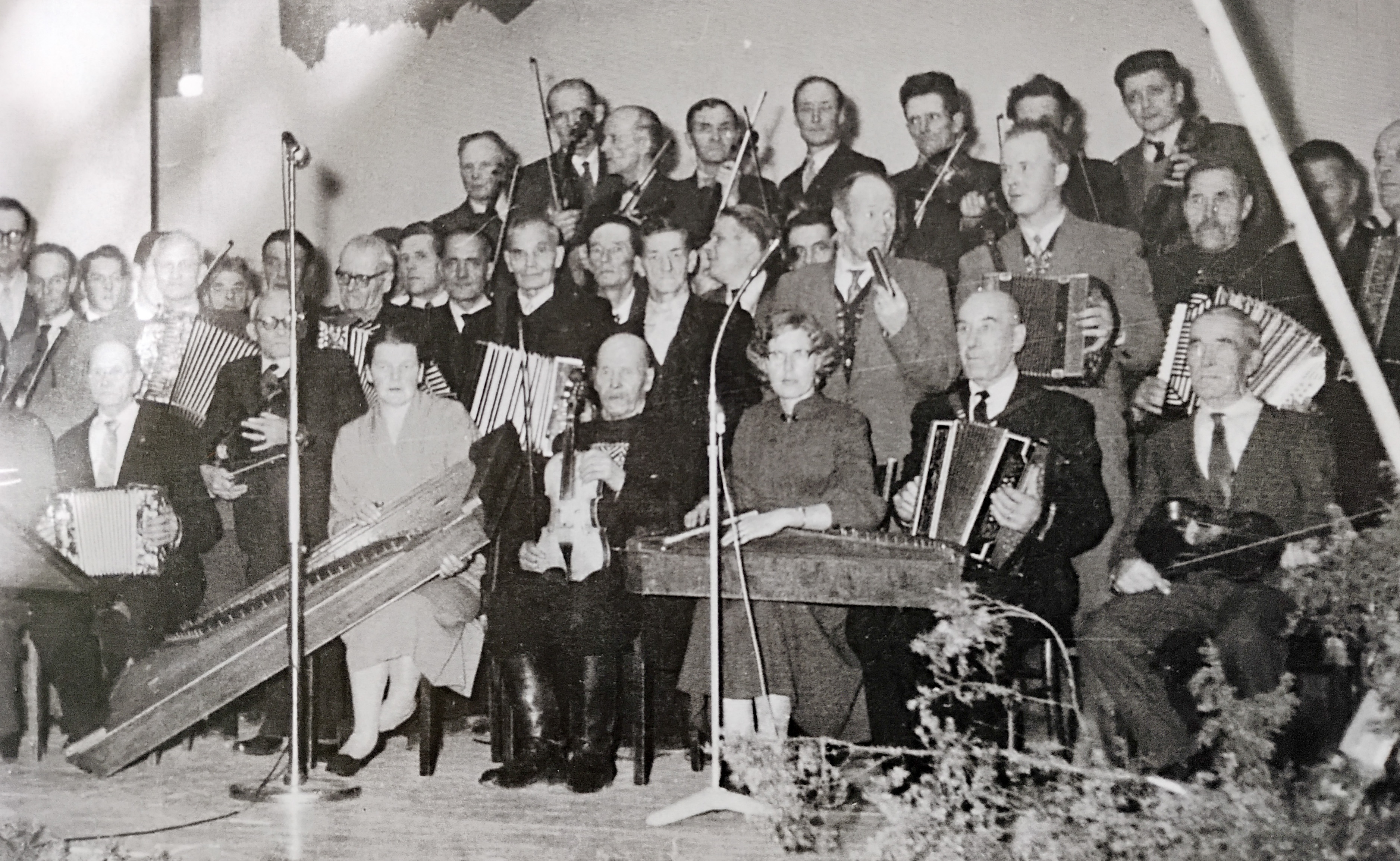 Tunnistatko 1960-luvun pelimannin Töysästä? Lukijamme etsii tietoa vanhasta valokuvasta