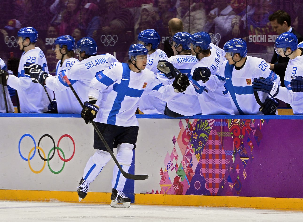 Jussi Jokinen (etualalla) on Leijonien pitkäaikainen luottopelaaja. Juhlittavaa riitti myös Sotshin olympialaisissa vuonna 2014.