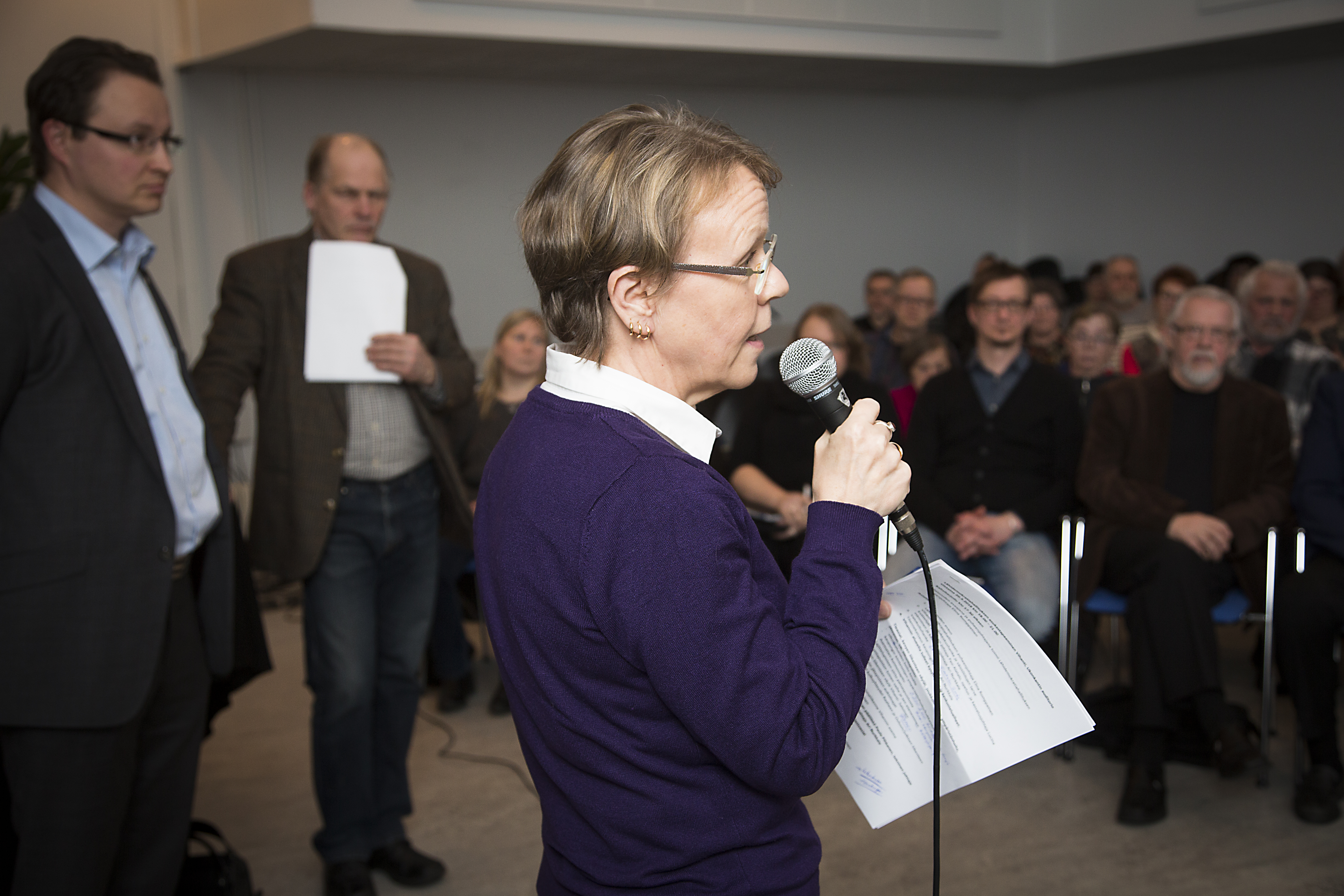 Kuntatekniikan päällikkö Paula Pihkanen vastaili vihantilaisten kysymyksiin. Taustalla kaupunginjohtaja Ari Nurkkala ja tekninen johtaja Pasi Alatalo, joilla oli omat puheenvuoronsa.