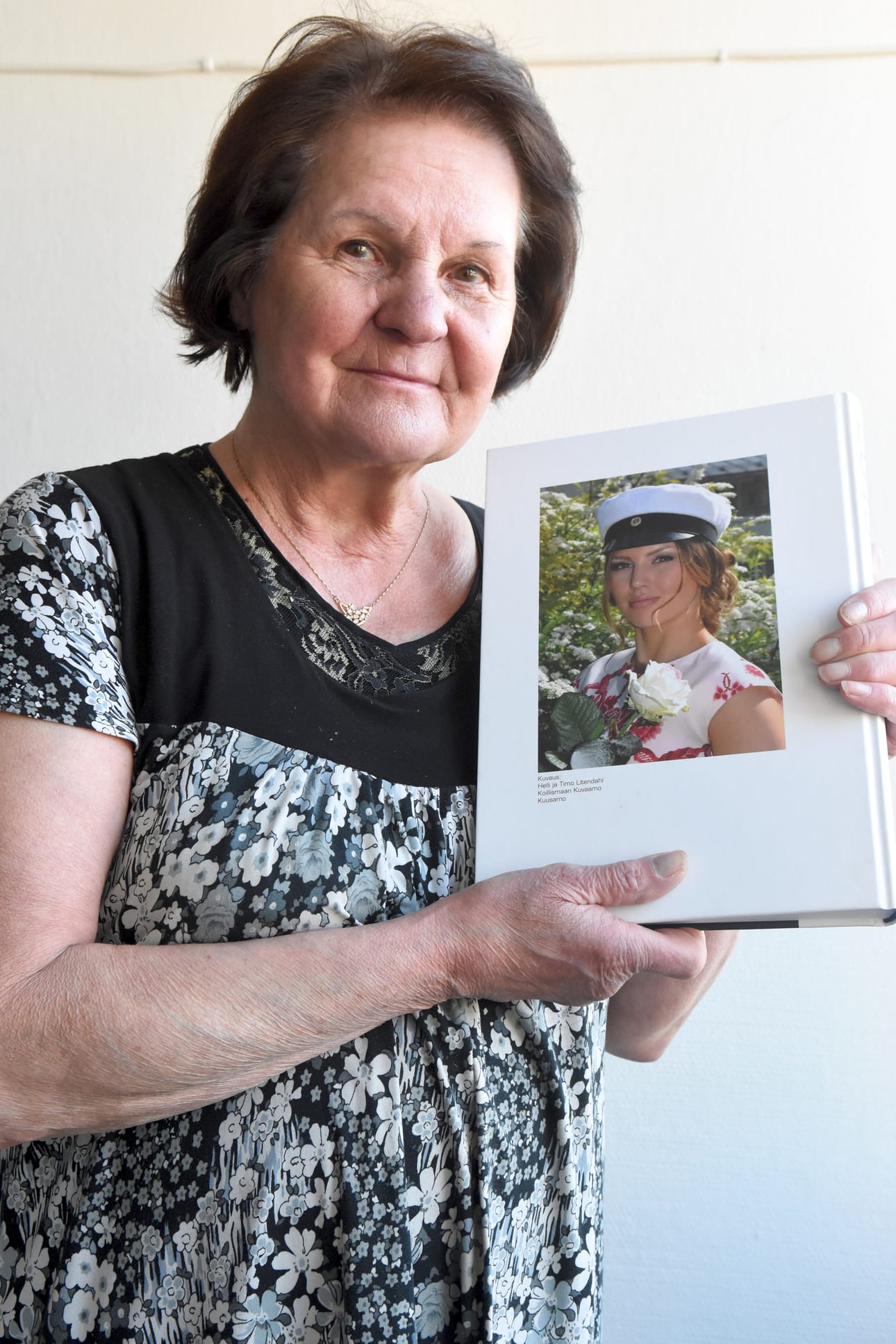 Mummi ja pojantytär. Helli Litendahl esittelee Spes Patriae -ylioppilaskuvaston kanteen päässeen Sofia Litendahlin kuvaa.