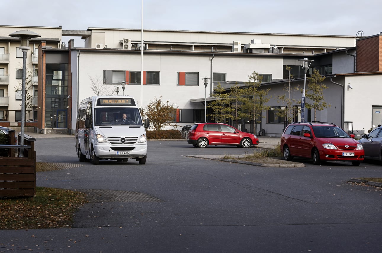 Kertaalleen lakkautettua palvelulinjaa Yli-Iistä Kiiminkiin pyritään saamaan takaisin toimintaan joulukuun alusta lähtien. Arkistokuva Kaakkurissa liikennöivästä Onni-palvelulinjan autosta.