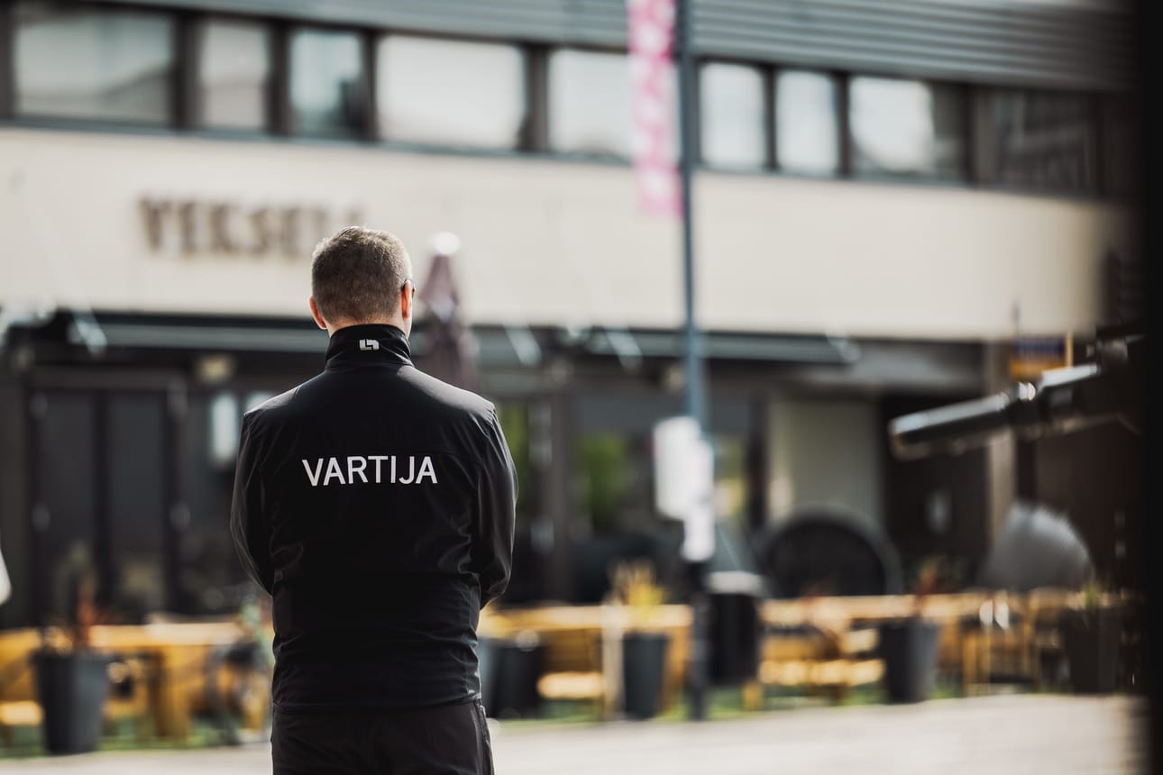 Seinäjoen toripaviljongin edustalle on ilmaantunut vartija. Kaupunki perustelee vartijan palkkaamista torin käyttömukavuuden lisäämisellä.