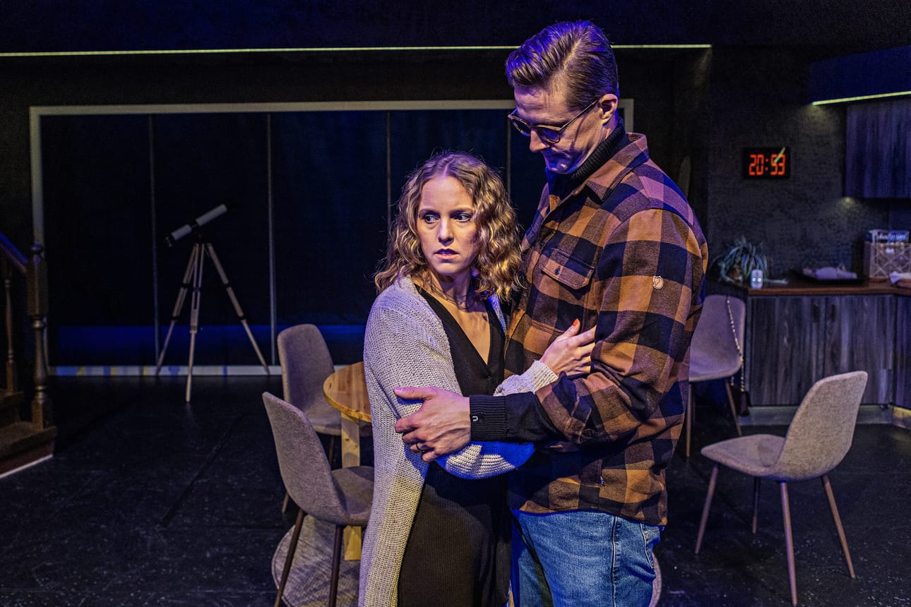 Nuori perheenäiti Jenny (Sonia Haga) kuulee joka yö kummallisia ääniä lapsen makuuhuoneesta, vaikka siellä ei pitäisi olla ketään. Puoliso Sam (Jon Henriksen) yrittää rauhoittaa hermostunutta vaimoaan.