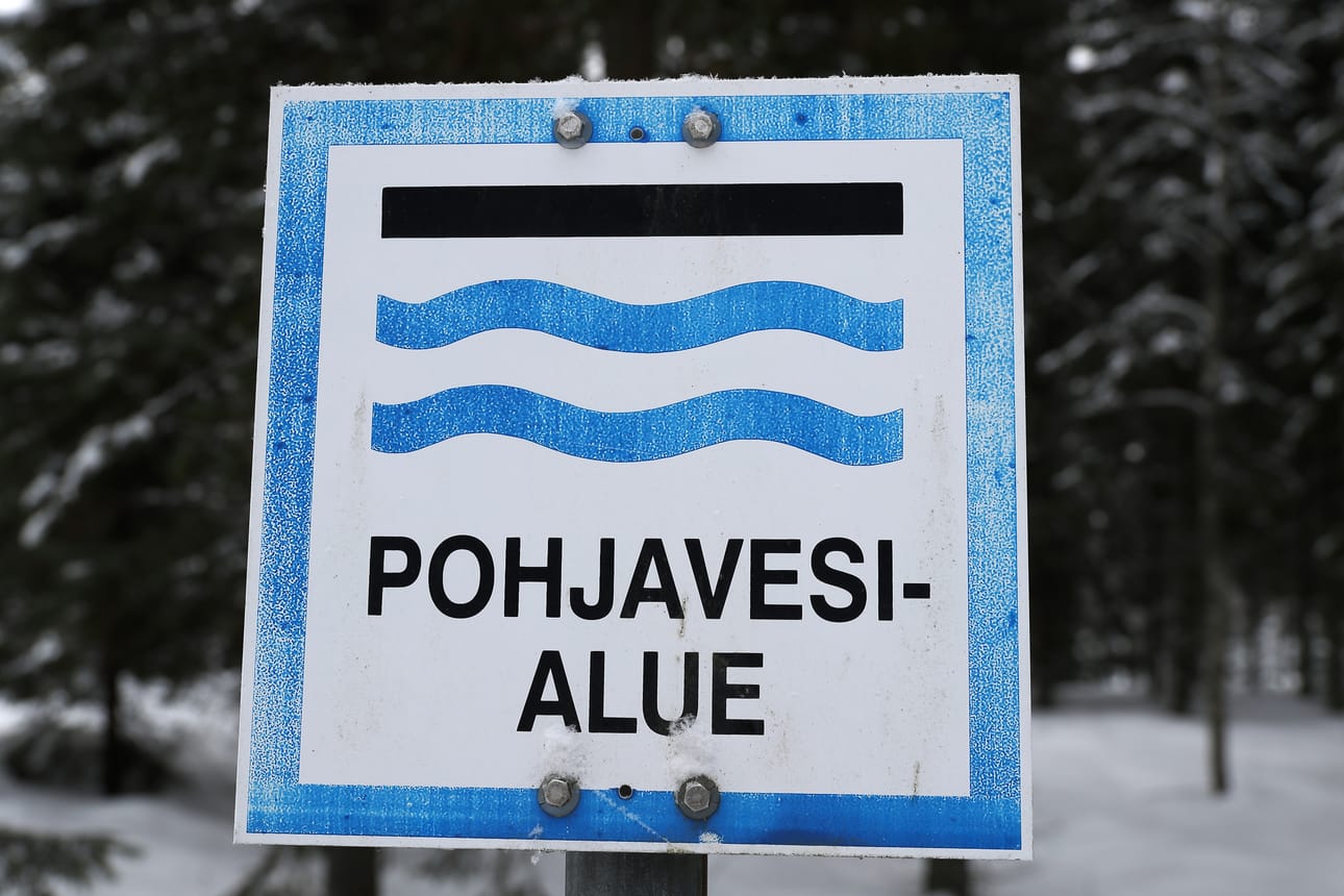 Pohjavesialueen kyltti on tarpeellinen tieto maastossa liikkujille ja alueen toimijoille. Niitä on lisätty maastoon Kauhavallakin.