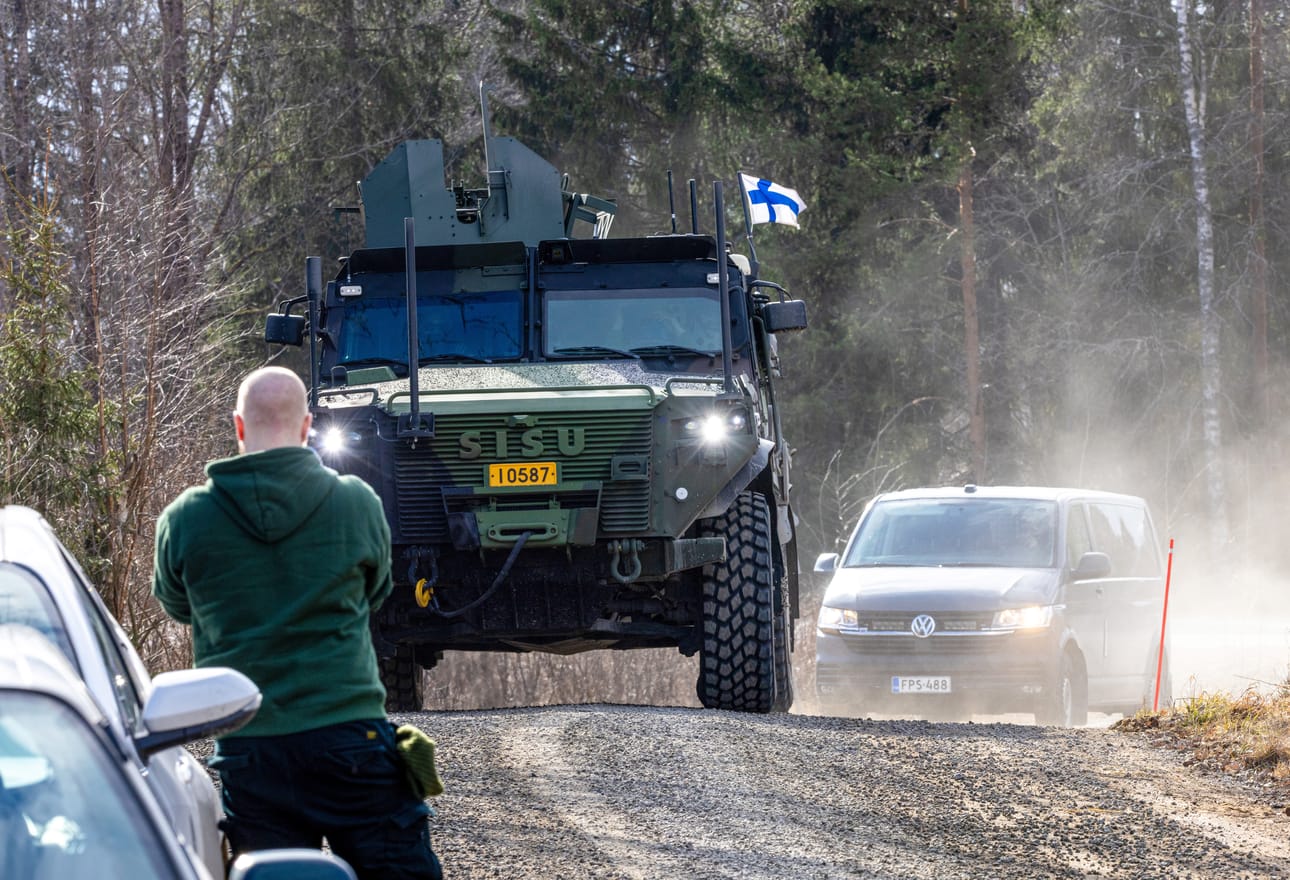 Armeijan Sisu-kuljetuspanssariajoneuvo oli paikalla, kun itärajan yli Suomen puolelle harhautunutta droonia tutkittiin Oravalassa Kouvolassa sunnuntaina.