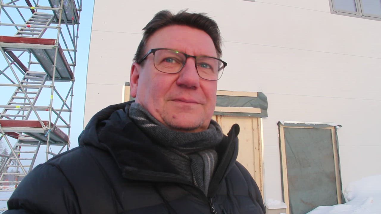 Jari Männikkö työskentelee Leden Groupin Sievin tehtaalla. Oulaisiin laajentuva tehdas lyhentää hänen työmatkaansa huomattavasti.
