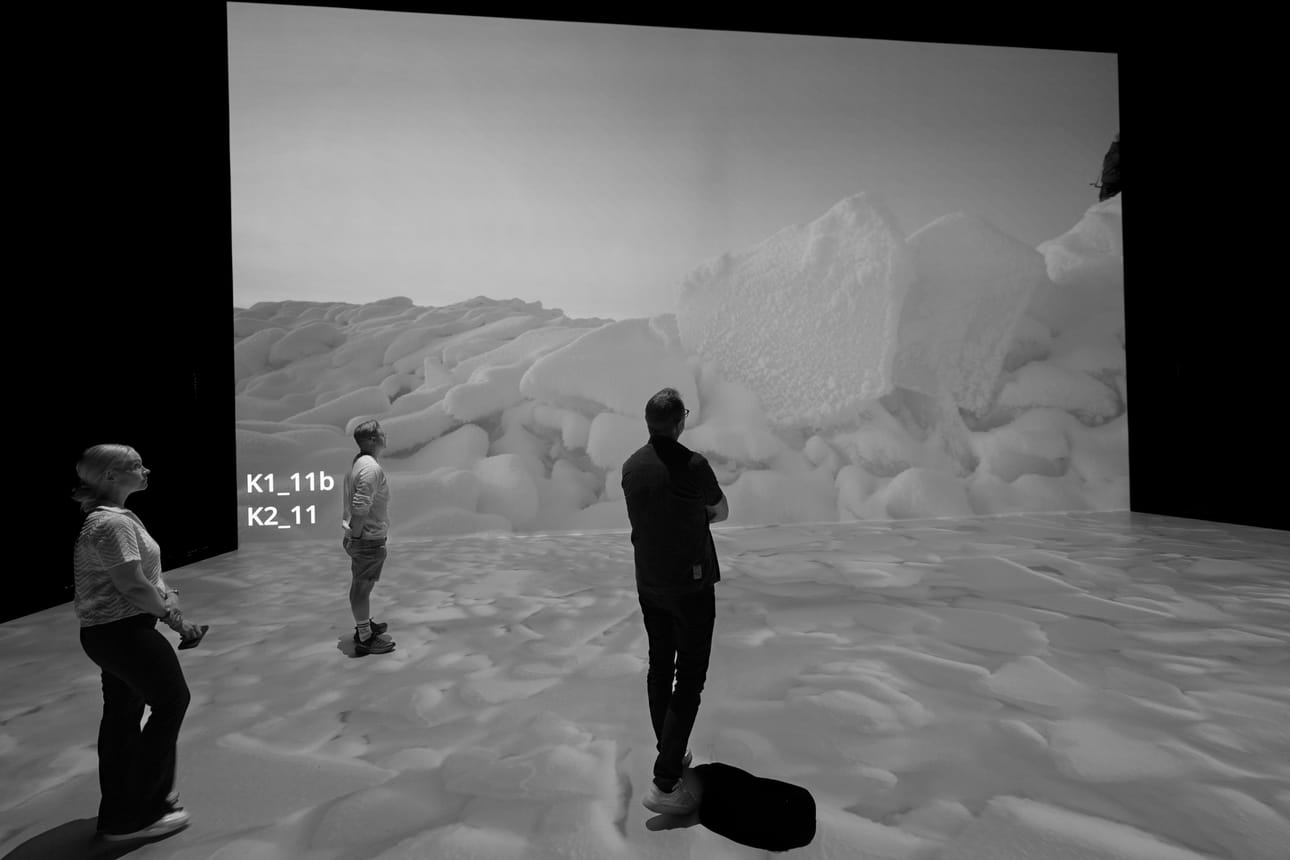 Projektia yhdessä tehneet Soili Lumiaho, Juho Niemelä ja Kimmo Paananen katselevat Visiossa videoteoksen testiversiota.