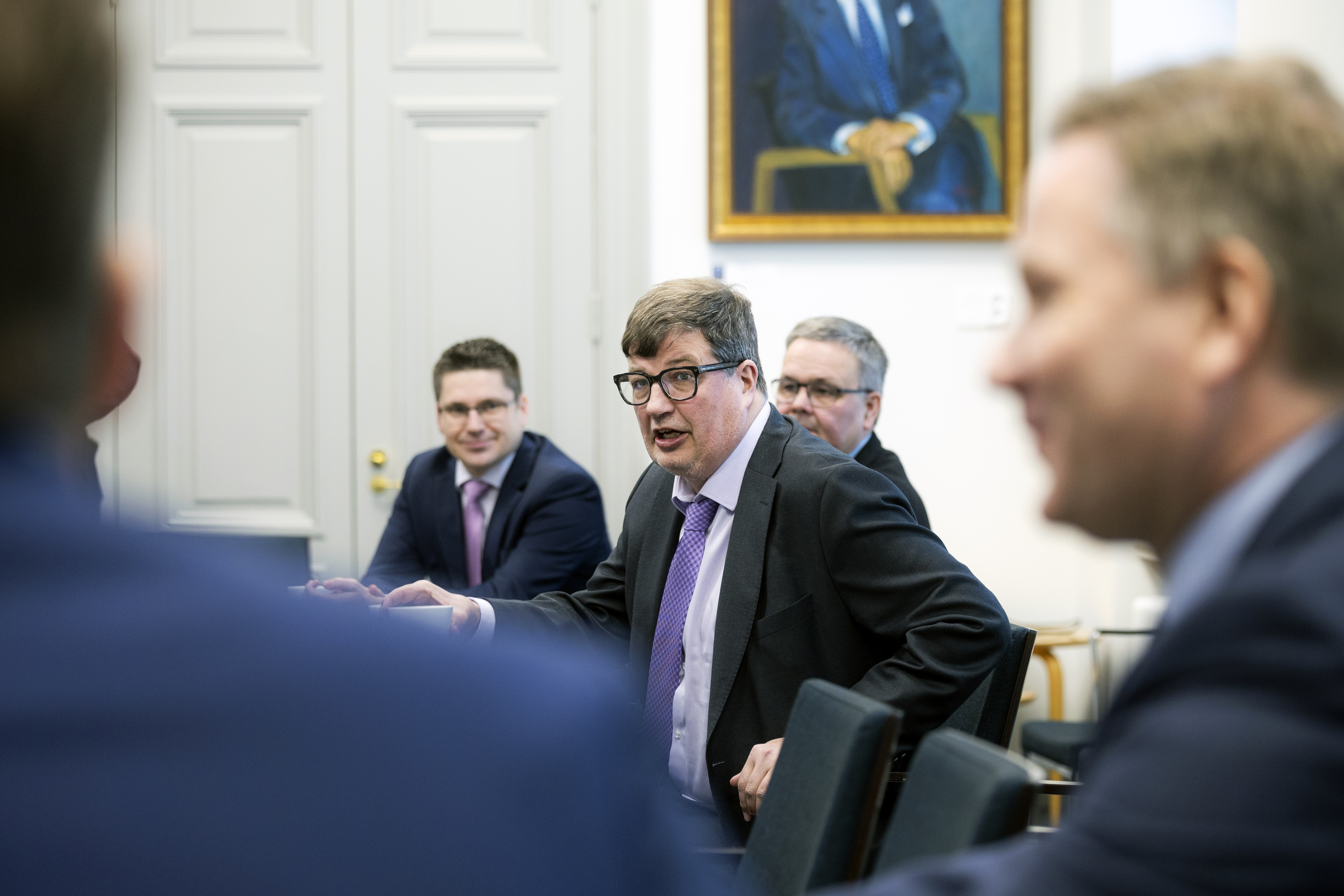 Metsästyslupia liikuntasetelillä? – Politiikan viikossa myös pukuloistoa ja kiitoksia laillisen elinkeinon puolustamisesta