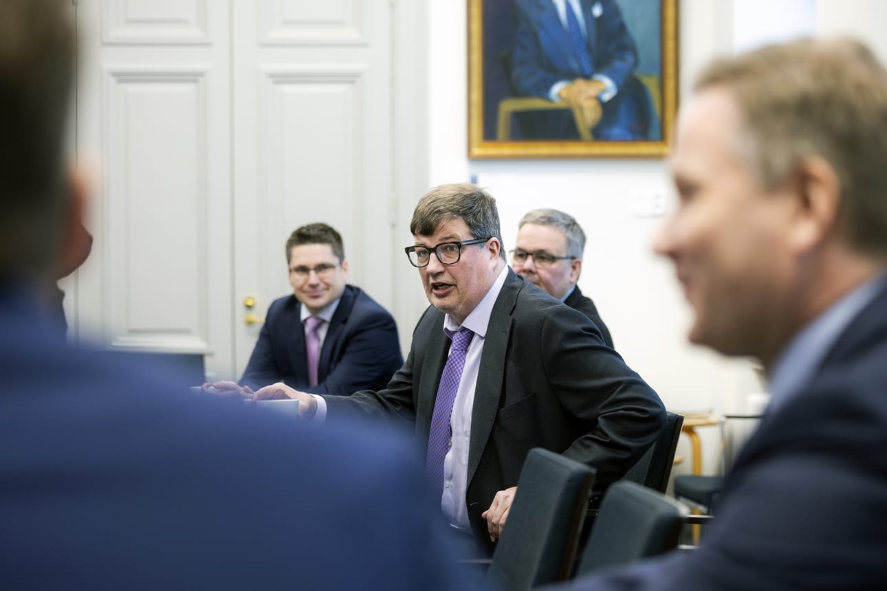 Keskellä istuva työministeri Arto Satonen (kok.) esitteli tällä viikolla lähetekeskustelussa hallituksen esitystä paikallisen sopimisen edistämisestä. RKP:n kansanedustaja Mikko Ollikainen teki ehdotuksen kulttuuri- ja liikuntasetelien laajentamisesta. Arkistokuva.