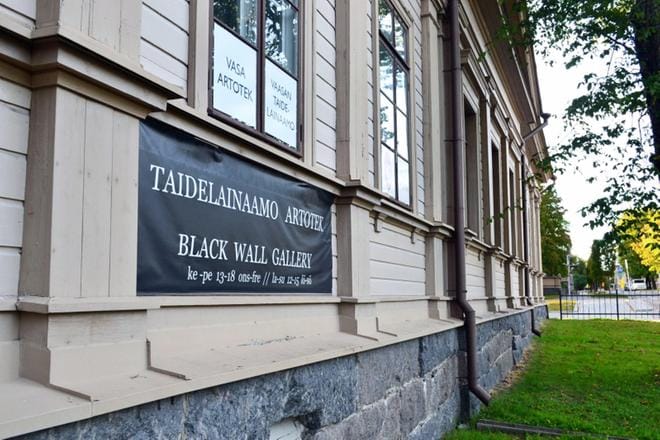 Black Wall Galleryn syksyn näyttelyt mahdollistavat esimerkiksi elämän rajapintojen sekä elinympäristön muutoksen käsittelyn taiteen avulla. Kuva: Meiju Pykäri