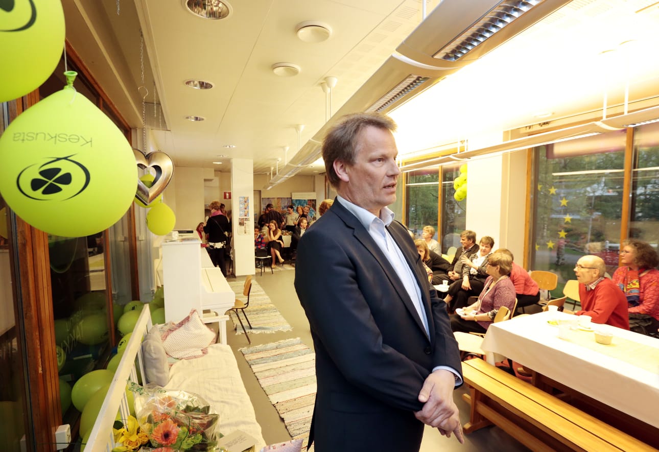 Hannu Takkula vaalivalvojaisissa Oulussa.
