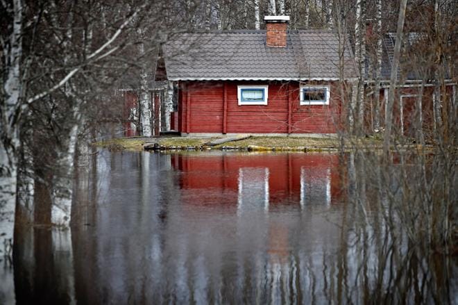 Kuortaneenjärven tulva saartoi mökkejä tänä keväänä. Kuva: Tomi Kosonen