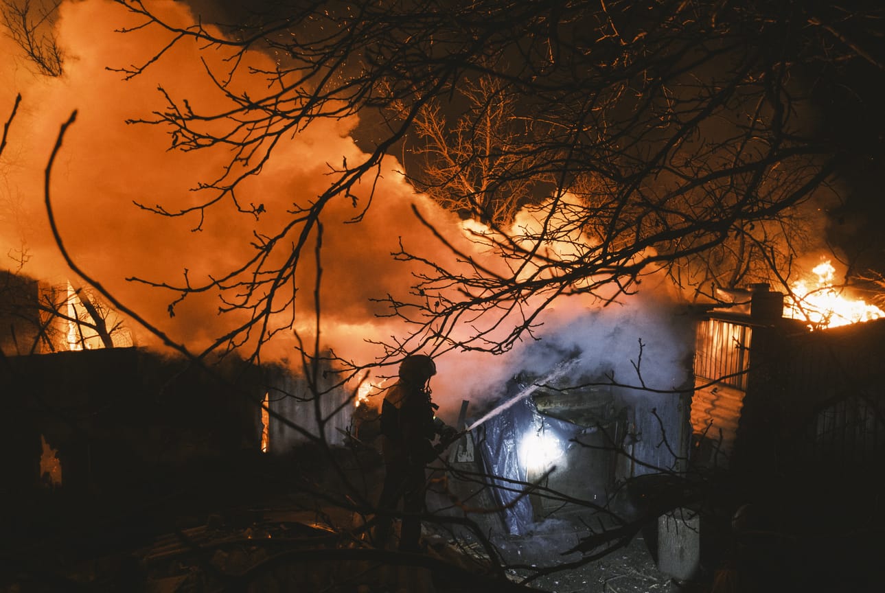 Tulipalon sammuttamista Bahmutissa raskaiden taistelujen lomassa 2. tammikuuta.