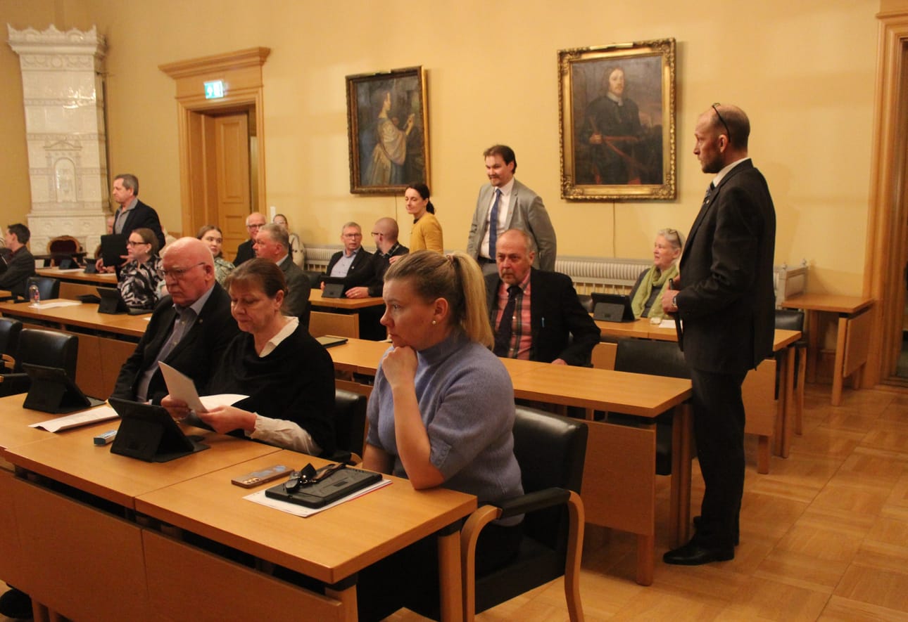 Henrik Antfolk (oik. laidassa) oli yksi kolmesta luottamushenkilöstä, jotka jättivät aloitteen maanantai-iltana.