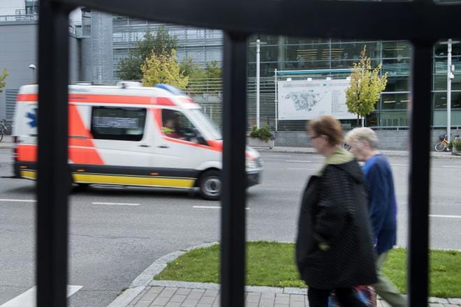 Lakimuutos toisi muun muassa ensihoitajille aiempaa laajemmat valtuudet voimankäyttöön potilas- tai asiakastilanteessa. Alan työntekijät pelkäävät tämän vaarantavan työturvallisuuden. KUVA: Mauri Ratilainen