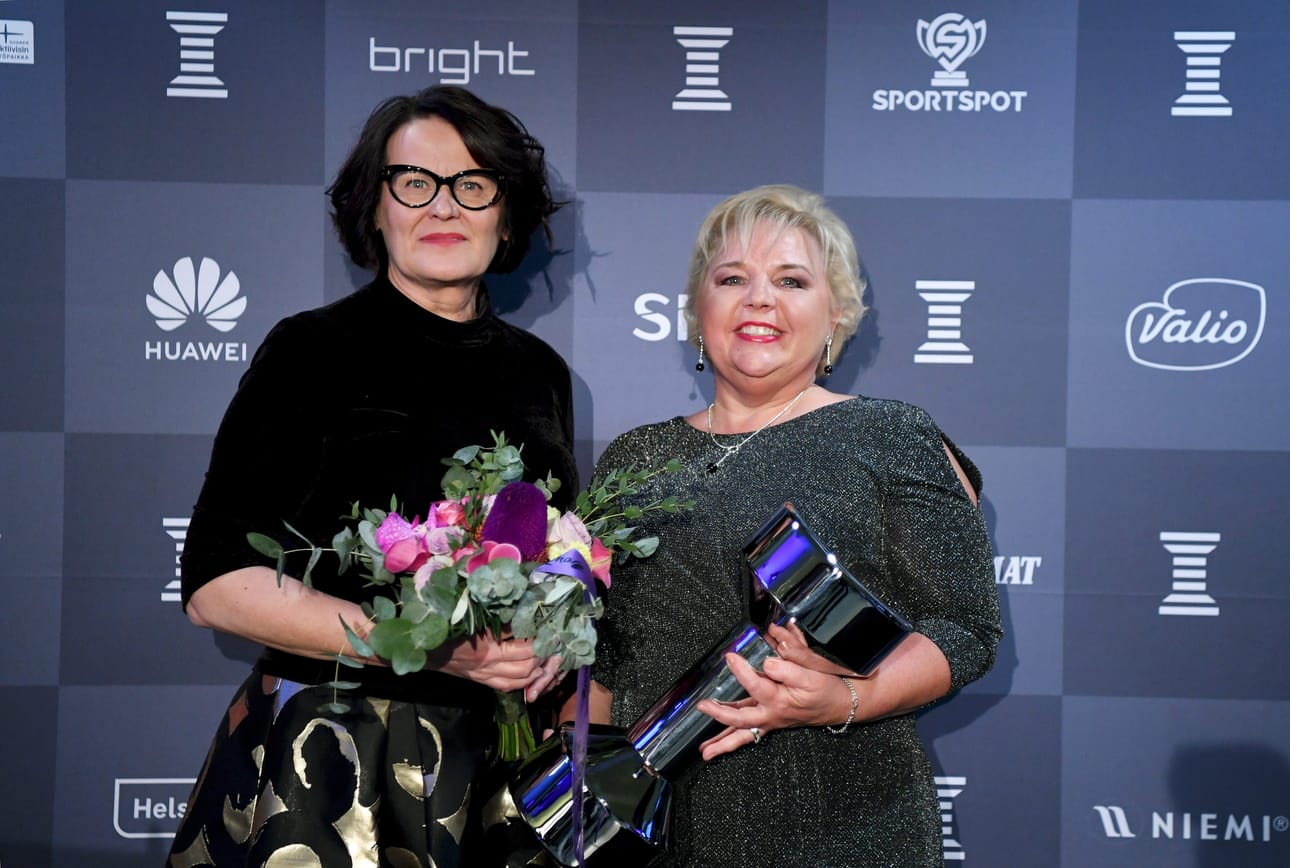 Oulun kaupunginjohtaja Päivi Laajala ja liikuntajohtaja Niina Epäilys noutivat Suomen liikkuvin kunta -palkintoa Helsingissä järjestetyssä Urheilugaalassa.