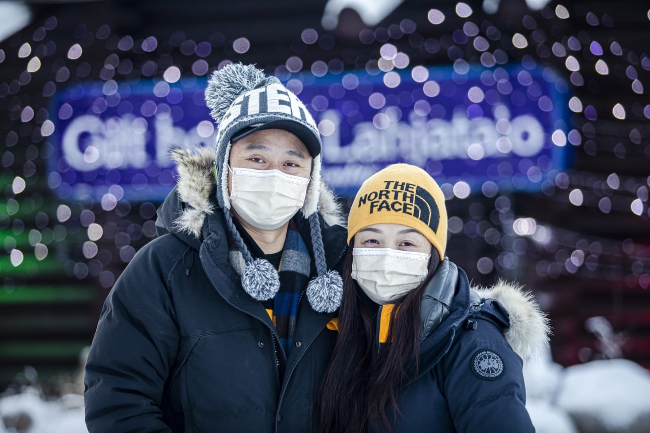 Jing Wang ja Huan Zeng aikovat mennä huskyajelulle, vaikka kotonakin on oma husky-koira.