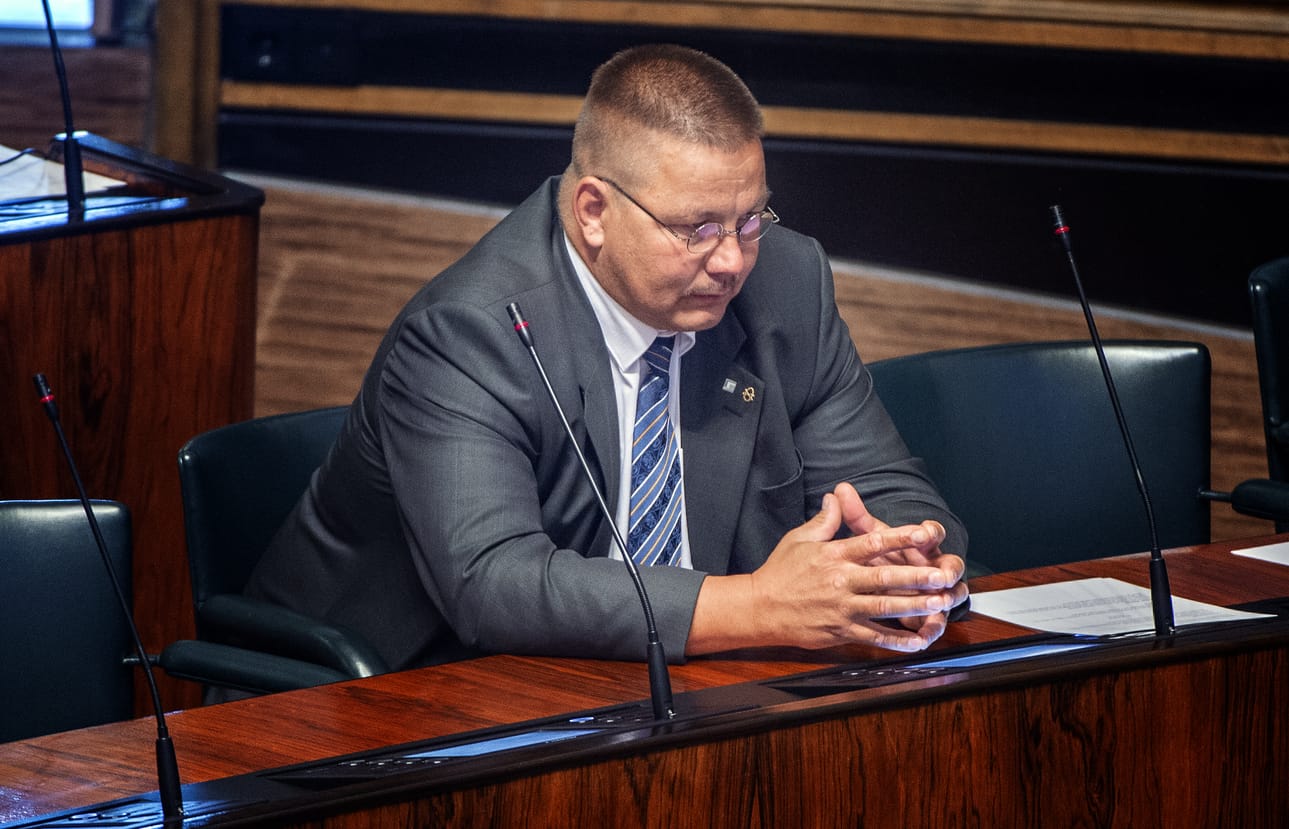 Kansanedustaja Juha Mäenpää ei saa äänestää syyttämislupa-asiassaan.