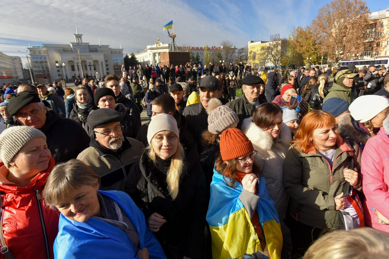 Ihmiset kokoontuivat katsomaan Ukrainan presidenttiä Volodymyr Zelenskyitä, kun hän vieraili maanantaina Hersonissa.