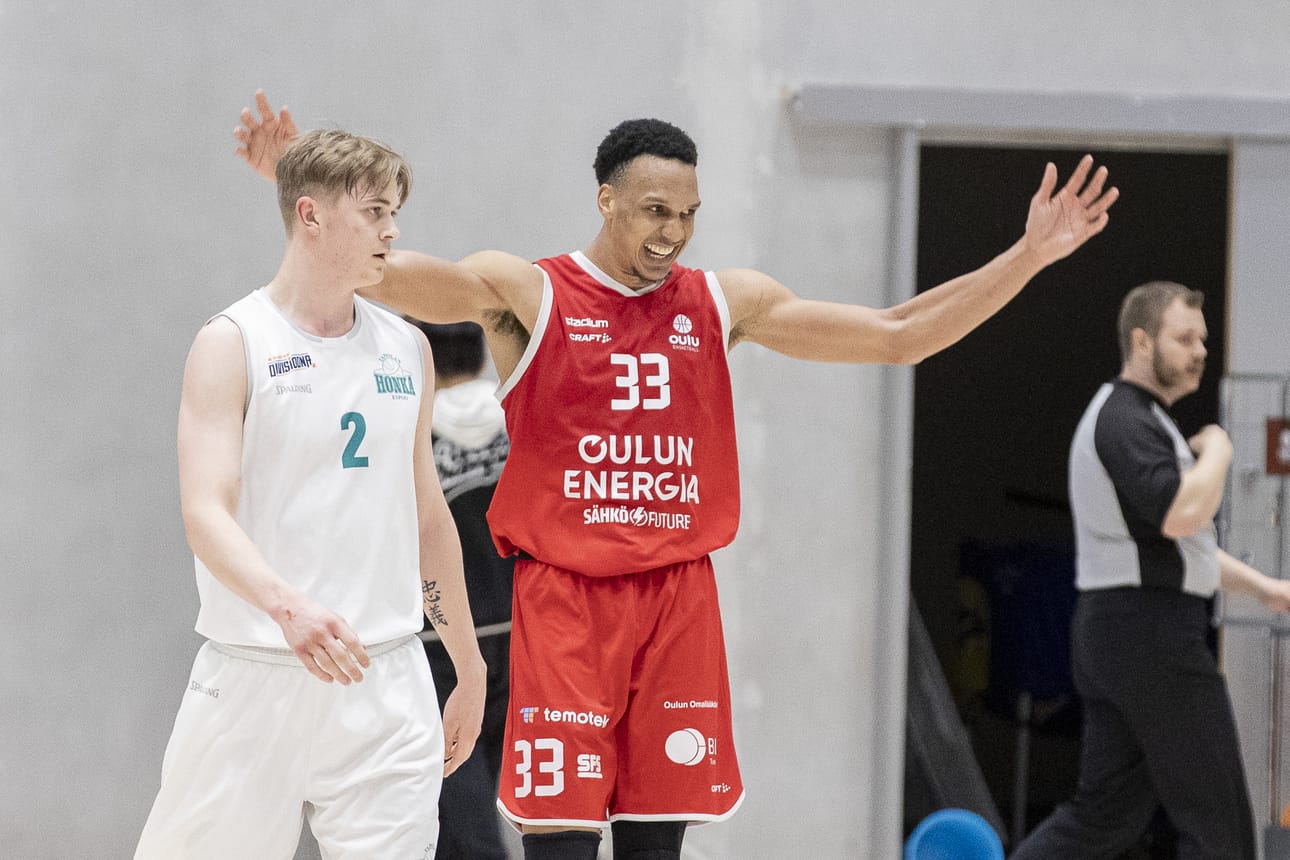206-senttinen Oulu Basketballin keskushyökkääjä Myles Howard käytti pitkiä käsiään toisen välieräottelun jatkoajalla pussittamalla kuusi pistettä. Howardin korit johdattivat oululaisjoukkueen voittoon.