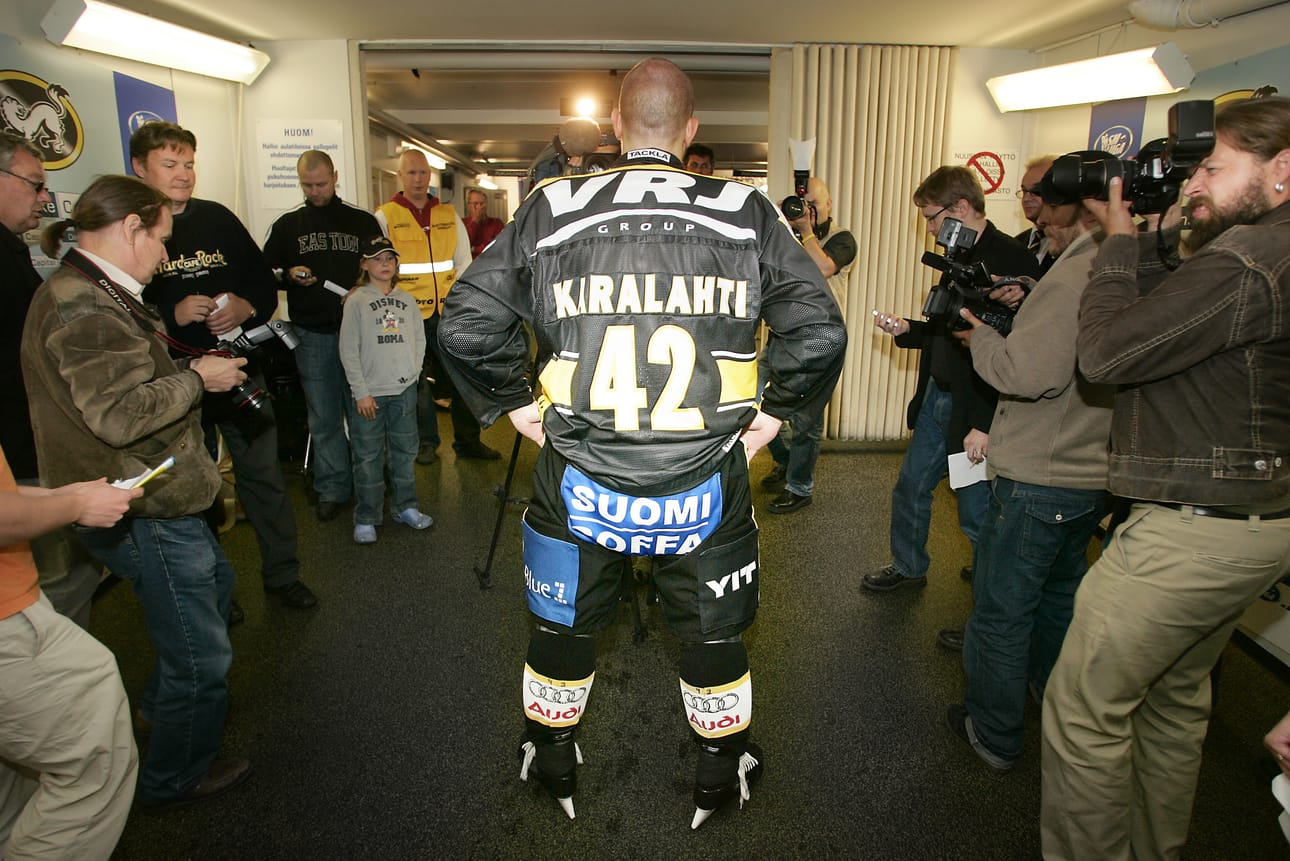 Jere Karalahti poseerasi kuvaajille Kärppien paita päällään elokuussa 2007.