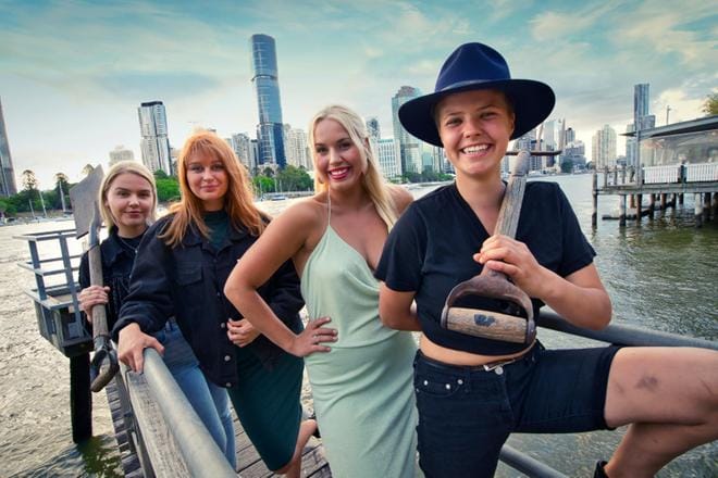 Neljä nuorta lähtee suurin odotuksin töihin Australiaan. Sarjassa seurataan, miten Ninja, Riikka, Linda ja Iida pärjäävät. KUVA: C More