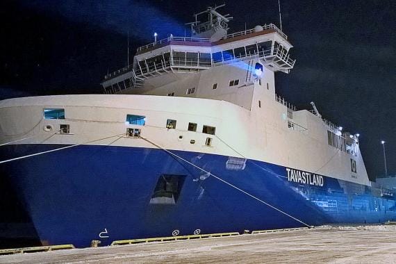 190 metriä pitkä alus m/v Tavastland vieraili ensimmäistä kertaa Kaskisissa tiistai-illalla. Alus käy tämän jälkeen kerran viikossa satamassa reitillään muun muassa Lyypekin, Zeebruggen ja Kemin välillä. KUVA: KASKISTEN SATAMA