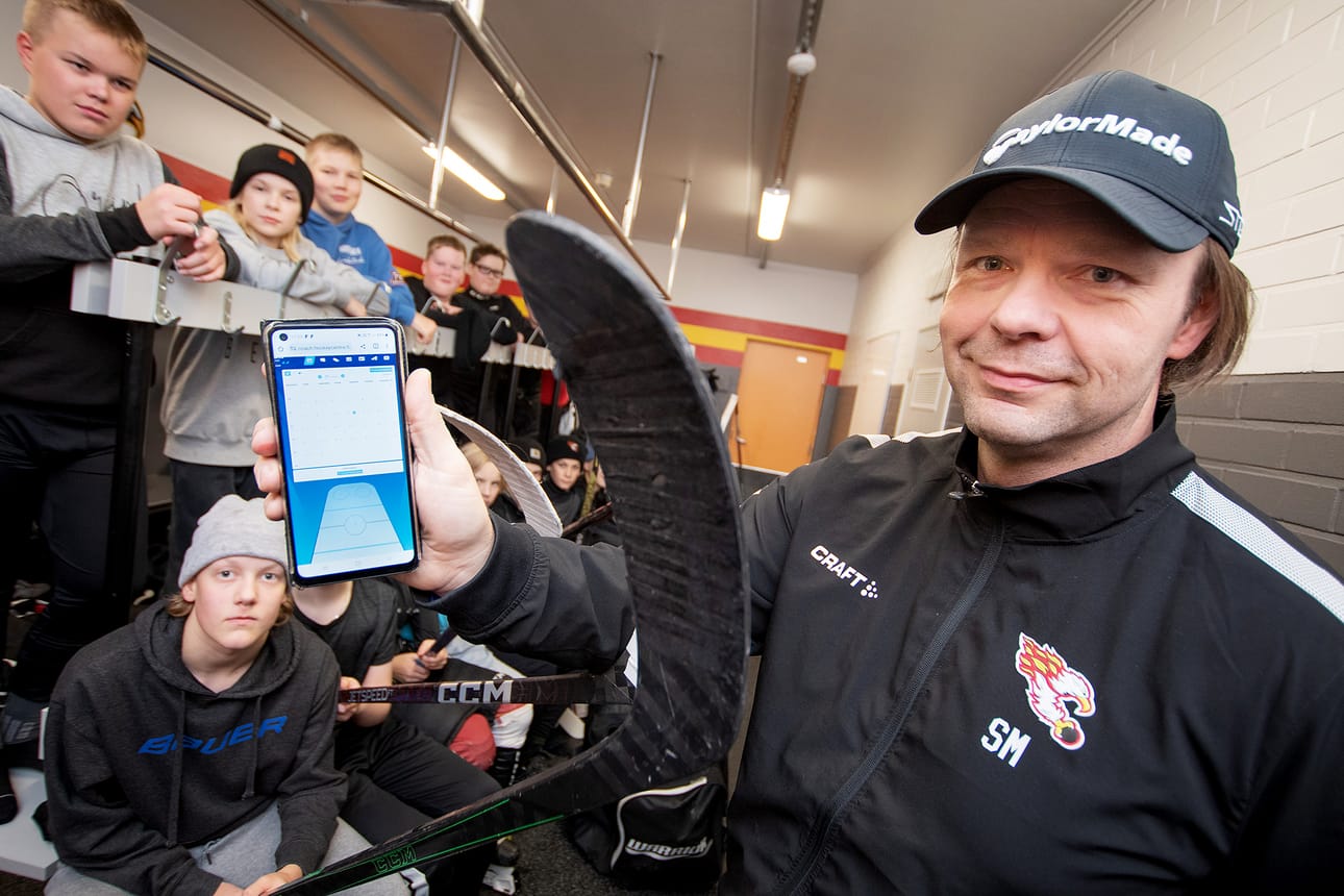 Kiekko-Laserin U14-junioreita valmentavan Sami Meriläisen puhelimessa on Hockey Centre -sovellus, jonka avulla kiekkoilijanalut voivat muun muassa arvioida itse omia suorituksiaan. Sovellus tarjoaa valmentajille esimerkiksi harjoitepankin käyttöön.