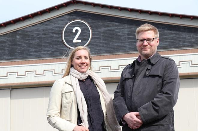 Majoitus- ja talkoosihteeri Piia Rinne ja pääsihteeri Simo Korkalainen kävivät lentokenttäalueella pari viikkoa sitten Yleisradion väen kanssa. Vielä tuolloin oli tarkoitus järjestää Kauhavan herättäjäjuhlat yleisötapahtumana. Eilen keskiviikkoiltana otettiin päätös, jonka mukaan juhlat pidetään virtuaalisena, siten että ohjelma tulee suoratoistona ja radiosta. KUVA: MARIANNE LÄHDE