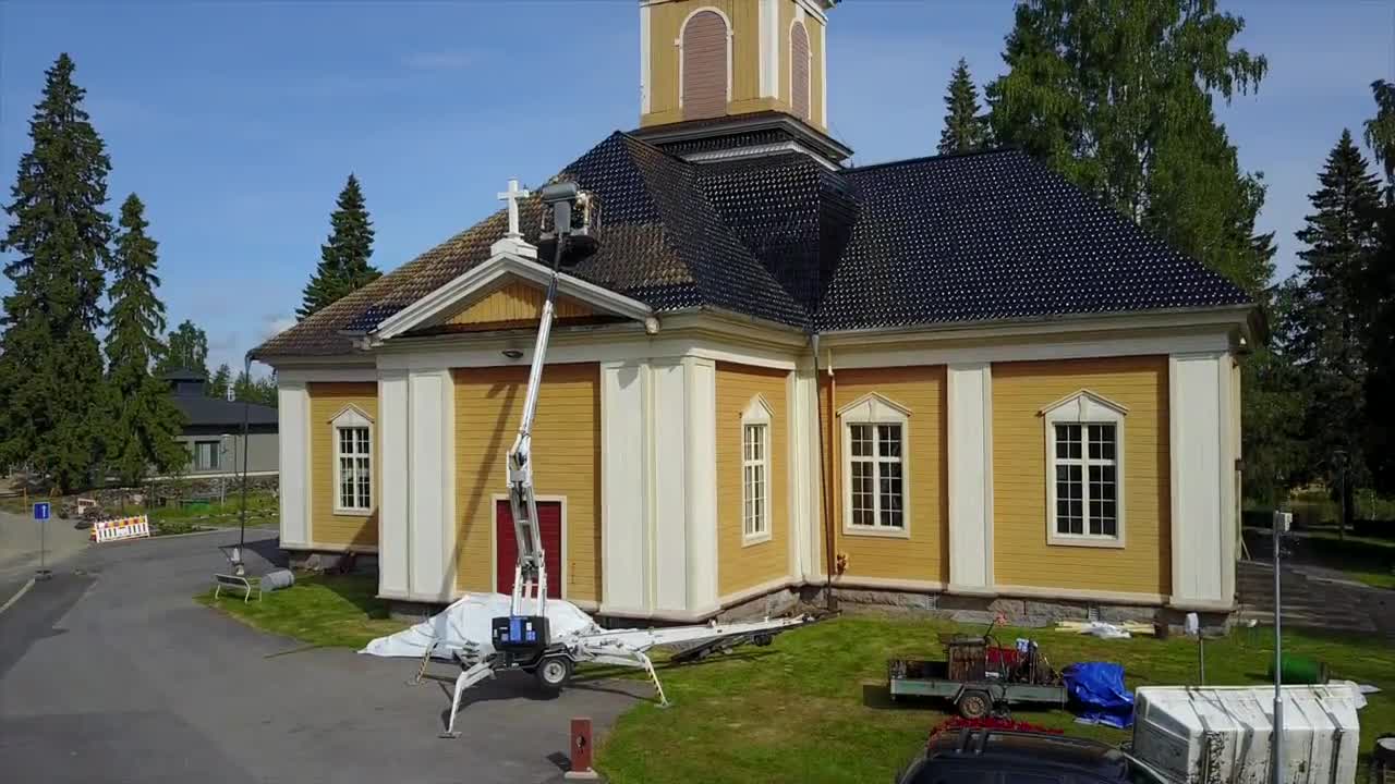 Kirkkovanhuksen katto sai uuden tervapeitteen