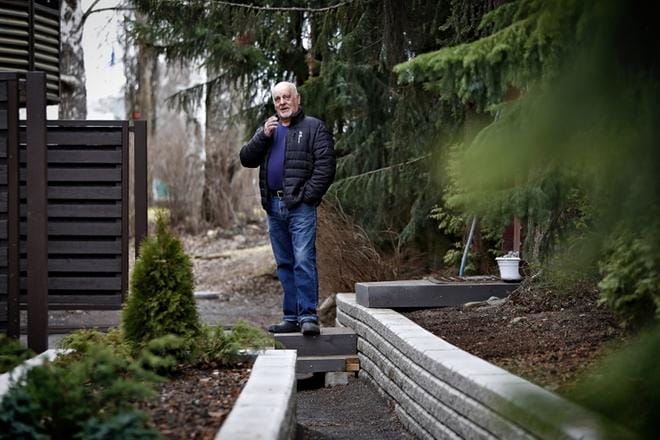 Veikko Raittinen toivoo, että Solar Soundin lieveilmiöt saataisiin kuriin. Raittisten takapihalta on löytynyt tapahtuman jäljiltä pienempiä ja vähän suurempiakin jätöksiä. KUVAT: TOMI KOSONEN