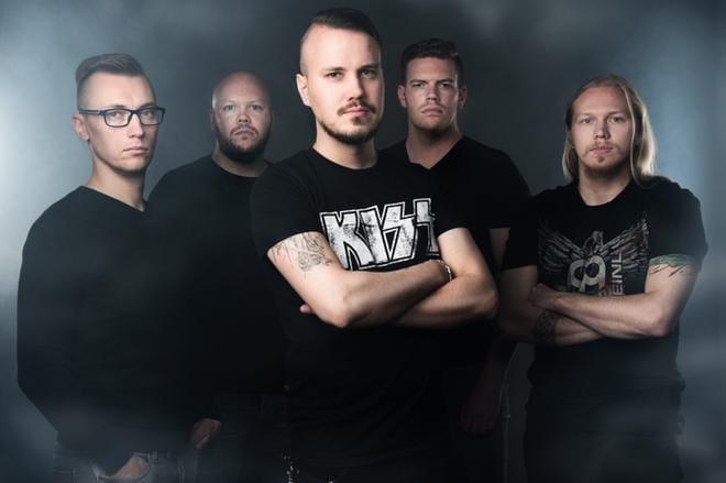 Rifftera näyttää, kuinka taotaan vetävää thrash- ja kuolonmetallia, Juha Seitz toteaa. KUVA HEIDI JÄRVI