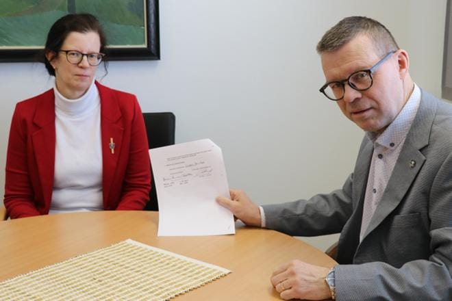 Hallintojohtaja Liisa Salo ja kaupunginjohtaja Markku Lumio avasivat kiistellyn konsulttisopimuksen. KUVA: MARIANNE LÄHDE
