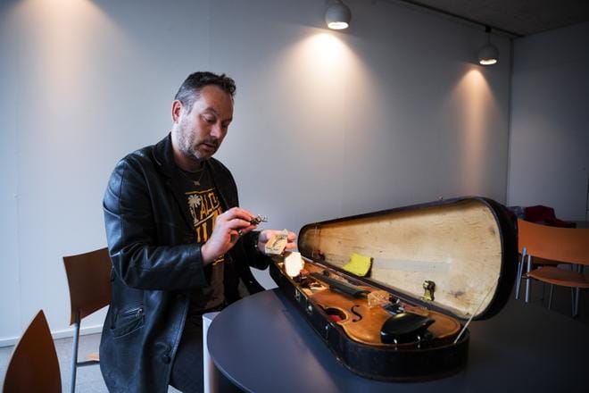 Jarno Tuira toi Pohjanmaan museossa pidettyyyn arviointitilaisuuteen isoisänsä vanhan viulun. Viulua on soitettu aikanaan paljon, mutta nyt se on rakas muisto paapasta. KUVAT: JARNO PELLINEN