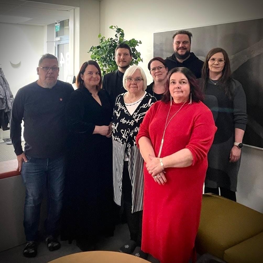 Kempeleen Sosialidemokraatit ry:n uuden johtokunnan jäseniä: Vesa Hilli (vasemmalla), Sanna Laine, Tommi Torvikoski, Kerttu Mömmö, Mari Tulla, Asko Alasalmi, Tarja Hackzell ja Hanna Kokkonen.