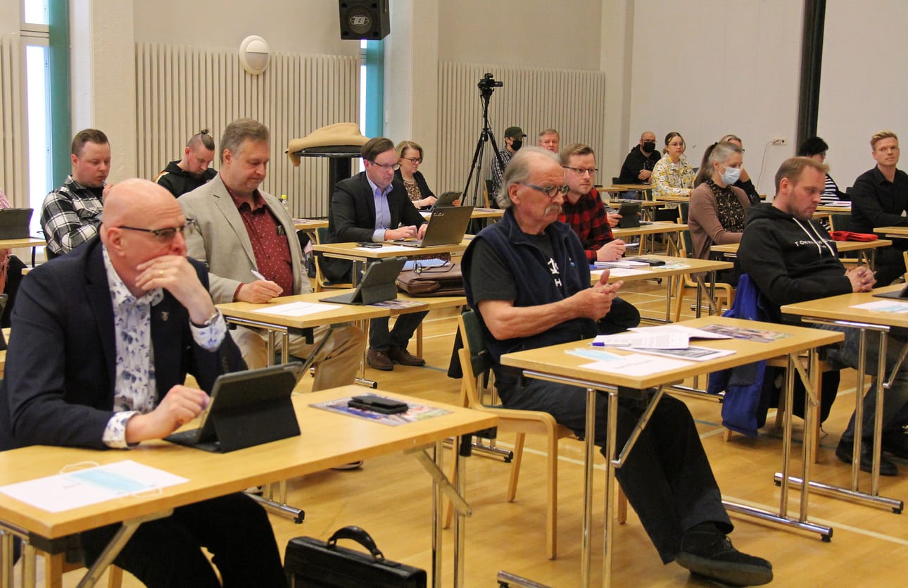 Varavaltuutettu Martti Puronvarsi (ps.) (edessä keskellä) esitti maanantaina Kauhavan kaupunginvaltuustossa, ettei tilapäistä valiokuntaa perustettaisi.