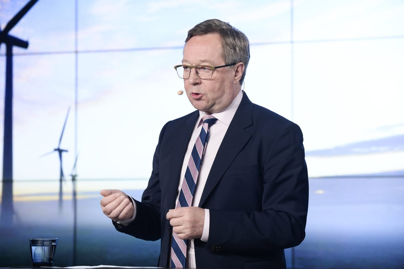 VTV selvitti asiaa alkoholihankinnoista tehtyjen kanteluiden vuoksi. Selvityksen mukaan kyse oli entisen elinkeinoministeri Mika Lintilän (kesk.) pyynnöstä tehdyistä, ministerintehtävään liittyvistä pienhankinnoista. Johdon sihteerit tekivät ostot valtion maksuaikakortilla. LEHTIKUVA / Mikko Stig