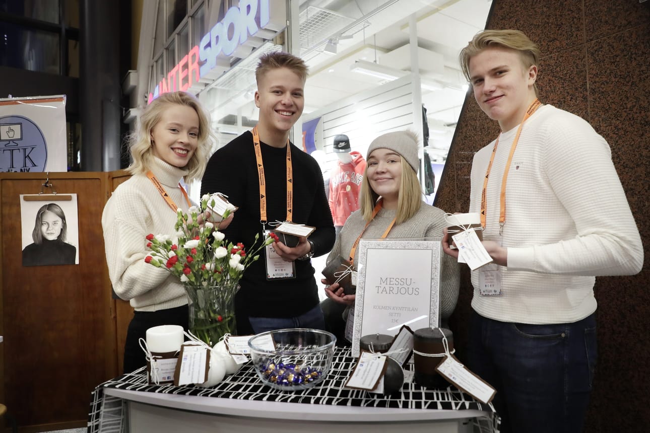 Tuike NY:n Noora Posti, Juho Kärnä, Ida Junnila ja Mikael Pirnes valmistavat kynttilöitä käsityönä. Heidän yrityksensä eteni Uskalla Yrittää -kilpailun finaaliin, joka käydään Helsingissä toukokuussa.