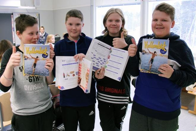 Kortesjärven yhtenäiskoulun kuudesluokkalaisista ruotsin kirjaansa esittelevät Eetu Luoma, Eero Jutila, Ossi Pitkäjärvi ja Niilo Nuottimäki. KUVAT: MIA KÄRKKÄINEN