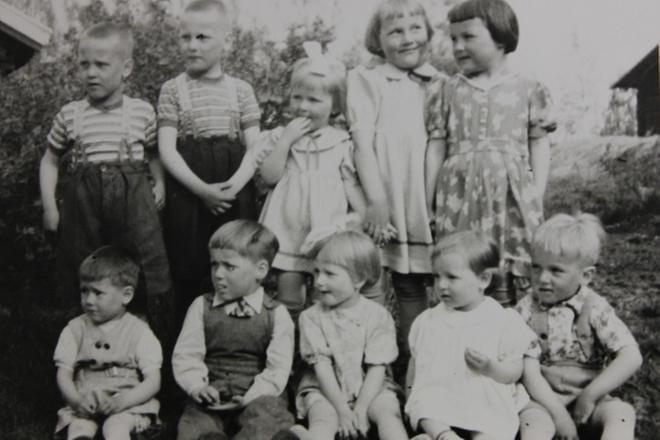 Alavutelaisen Suvi Soukkalan negatiivista tehty kuva serkusten kokoontumisesta. Kuva on otettu todennäköisesti vuonna 1956 tai -57.